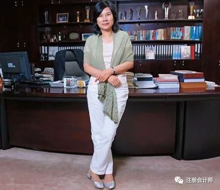 董明珠:企业\挖人\是小偷行为 董明珠:企业\挖人\是小偷行为
