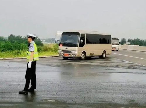 老年团挤不上公交拦路要求加车