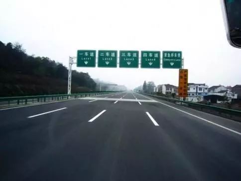 汽车中间限速多少正常