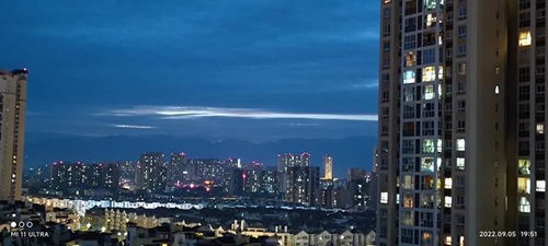 男子地震中跃过断开的高楼空中走廊 男子地震中跃过断开的高楼空中走廊