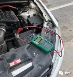 汽车电瓶自己充电多少伏