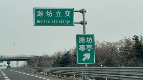 高速每公里十个警示牌 当地回应