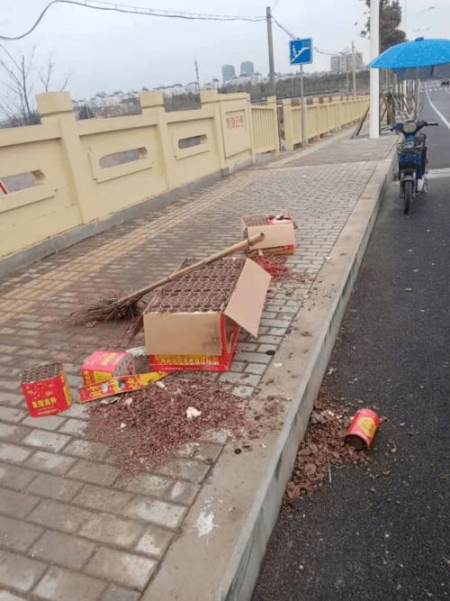 大风天气网友家房顶被吹飞了