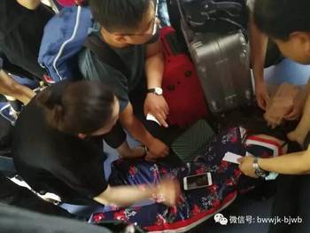 女生晒手电筒照手图被网友救了一命 女生晒手电筒照手图被网友救了一命