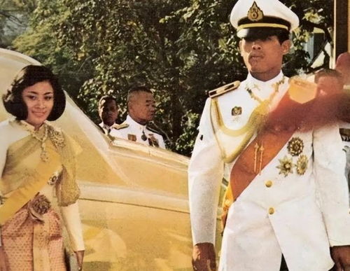 泰国国王亲自开飞机出访 王后任副驾 泰国国王亲自开飞机出访 王后任副驾