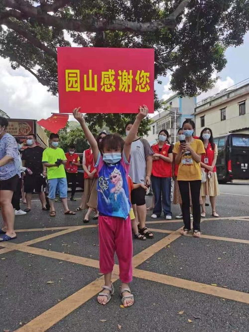 留学生沿路追着解放军齐喊中国万岁 留学生沿路追着解放军齐喊中国万岁