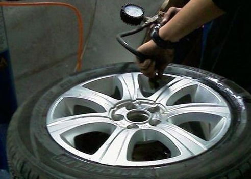 汽车轮胎需要补多少个洞(汽车轮胎需要补多少个洞，探讨修补轮胎的决策因素与考量)