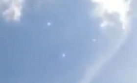 西安上空现大量白点状不明飞行物(西安上空现大量白点状不明飞行物,神秘现象引发关注与猜测) 西安上空现大量白点状不明飞行物(西安上空现大量白点状不明飞行物,神秘现象引发关注与猜测)