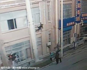 杭州南站有人坠楼 工作人员回应(杭州南站有人坠楼事件，工作人员回应与事件解析)