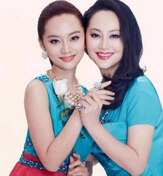 粉丝喊妈妈吓宋佳一跳(粉丝喊妈妈吓宋佳一跳，娱乐圈中的温情与意外)