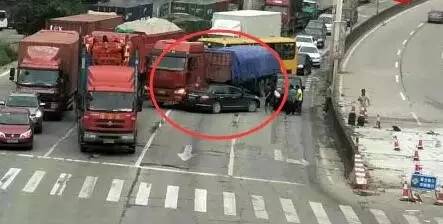 事故车辆横占隧道两车道 众人推车 事故车辆横占隧道两车道 众人推车