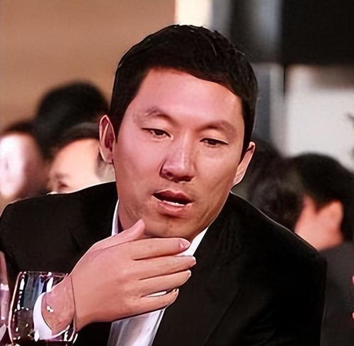 刘德华拥抱后“黑脸”?黄日华回应 刘德华拥抱后“黑脸”?黄日华回应