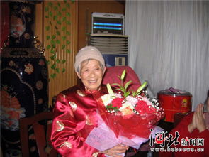 105岁女红军看到自己长征时的模样 105岁女红军看到自己长征时的模样