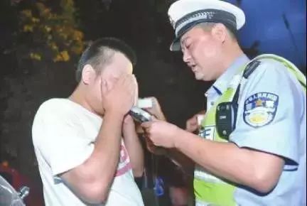 150斤男记者在浙江沿海被吹到变形 150斤男记者在浙江沿海被吹到变形