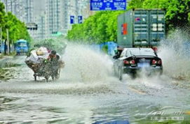 沈阳暴雨 路人撑船穿梭街道 沈阳暴雨 路人撑船穿梭街道
